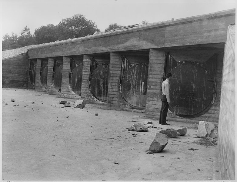 File:Inlet structure from Burbank Wash into Los Angeles River near Glendale. Los Angeles River Subproject No. 134- ERA... - NARA - 295335.jpg