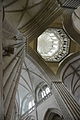 Triforium remplacé par une coursière à la base des fenêtres hautes, chœur de cathédrale de Coutances.