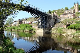 Železný most a kostel sv. Lukáše, Ironbridge, Shropshire (geografický údaj 2364920) .jpg