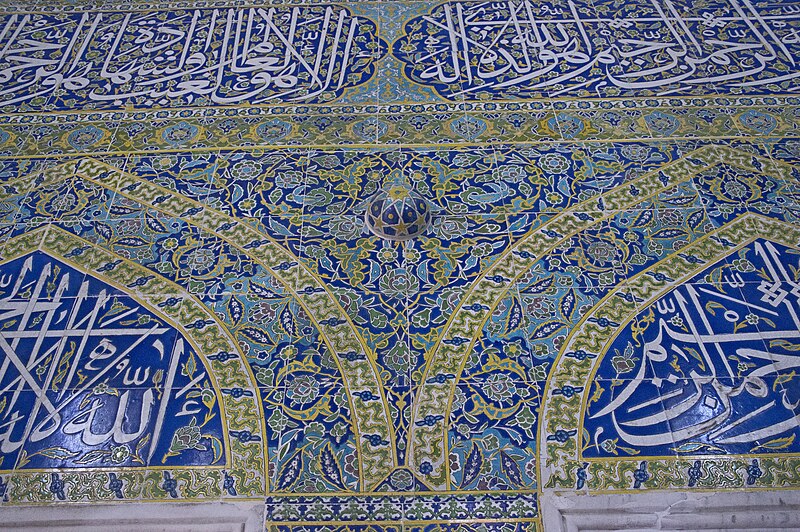 File:Istanbul Şehzade complex Tomb of Şehzade Mehmed interior Cuerda seca tiles in 2015 1380.jpg