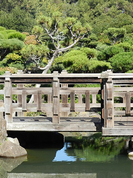File:Japanese Gardens bridge Hayward.jpg