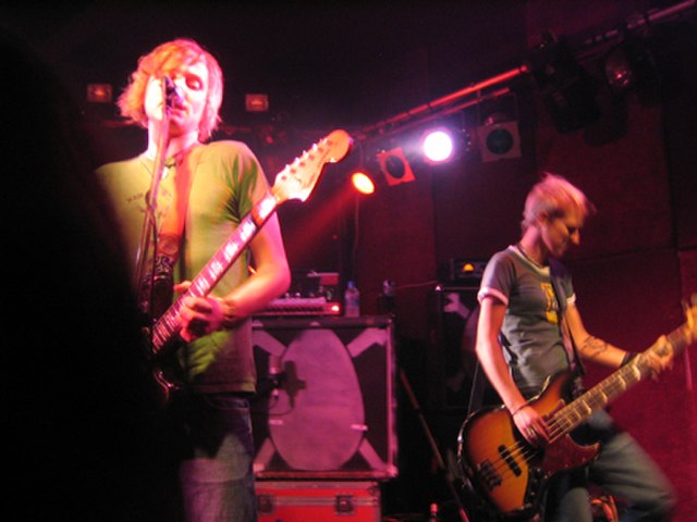 Jebediah performing live, July 2005. Left to right: Kevin Mitchell and Vanessa Thornton