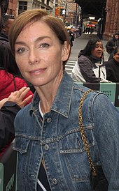 Julianne Nicholson spielt Sara Watson