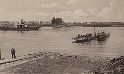 Kabelpont Nieuwe Veer Kinderdijk voortbewogen door motorschip, 1930