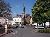 Centrum en kerk Kaisersesch met gedraaide toren