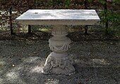 English: A stone table in the garden of the Castle Suresnes in Munich. Deutsch: Ein Steintisch im Garten des Schlosses Suresnes in München.