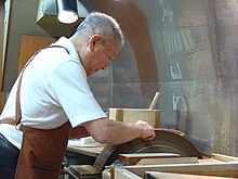 File:Kitchen_knife_blacksmith_sharpening_by_EverJean_in_Kyoto.jpg