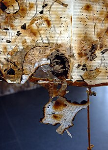 Instalace „Les partitions de vent“ (detail), 2013. Vypálené noty, pryskyřice, nalezený objekt (hudební stojan)