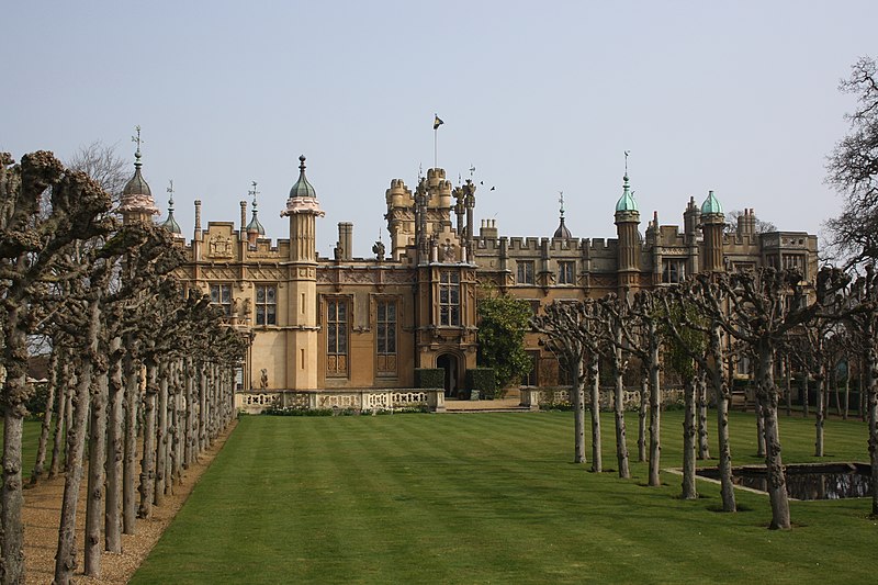 File:Knebworth House-5570579063.jpg