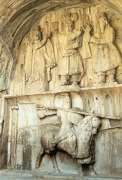 位于伊朗塔伊波斯坦的雕塑，可见波斯骑士。