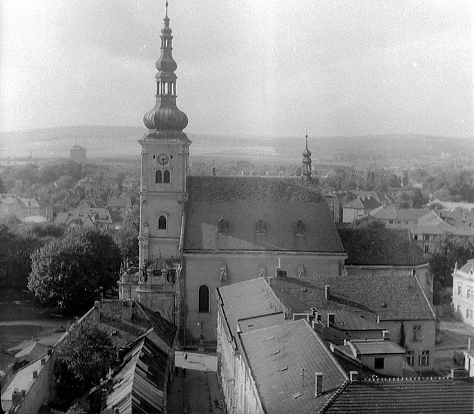 File:Kostel Nanebevzetí 1965 (Vyškov- czech republic).jpg