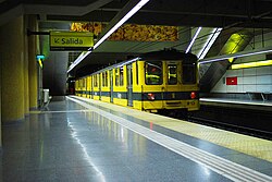 Línea H, Andén en la estación Venezuela 02 (Buenos Aires, noviembre 2008).jpg