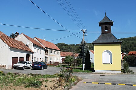 Lažany, náves (2017 10 01; 05)