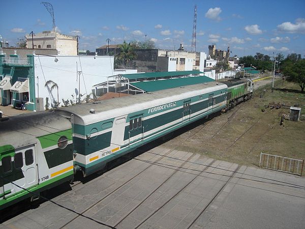 Train in a level crossing in La Banda.