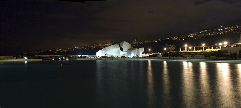 File:Lago Martianez-Monumento a las olas-Tenerife.jpg