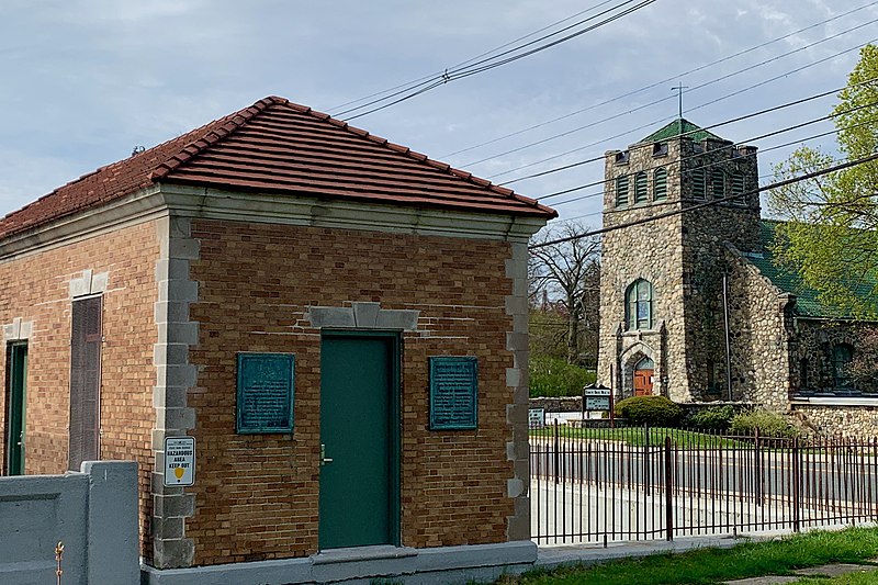 File:Lake Musconetcong Dam control building, Stanhope, NJ.jpg