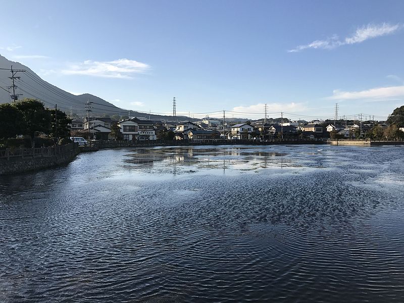 File:Lake Shirachi 1.jpg