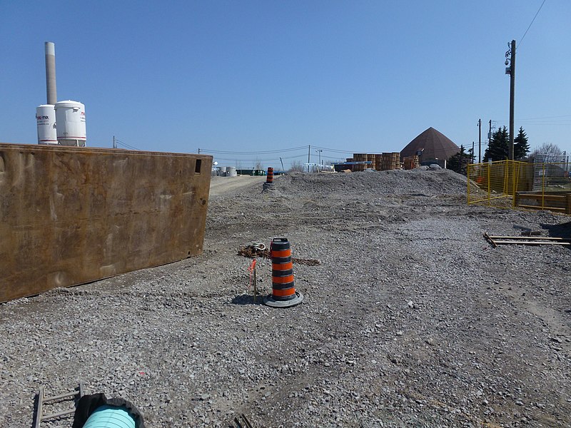 File:Looking at the Ashbridges Bay Carhouse, 2013 04 27 -ak.JPG