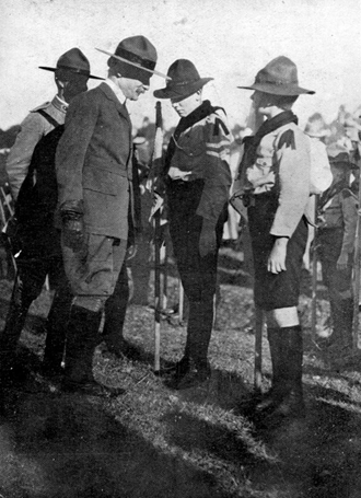 Sir Robert Baden-Powell talking to Boy Scouts in Brisbane during a tour of Australia in 1911 Lord Baden-Powell in Queensland-1911-.png