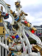 Liefdehangsloten op Ha'penny-brug, Dublin, Ierland