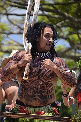 In dielnimmer oan it Merrie Monarch Festival, op Hawaï, ferklaaid as Māui.