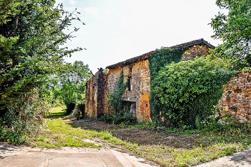 File:M-casas-y-calles-villamartin-de-villadiego-junio-2023-co.jpg