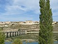 Español: Vista del puente nuevo y de la iglesia de Santa María, en Maderuelo, Segovia.