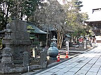 東日本大震災12日後（2011年3月23日）の表参道 火焔宝珠像が落下している