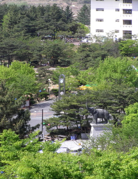 ไฟล์:Main_square_of_Dongguk_University.JPG