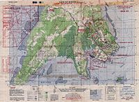 Mapy sojuszników przedstawiające północne i południowe Labuan z plażami lądowania w D-Day oraz szacunkowe pozycje Japonii w kwietniu 1945 roku.