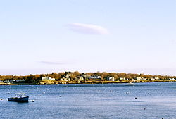 Marblehead Neck kiel rigardite de la alteriĝo sur State Street