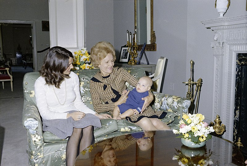 File:Margaret Sinclair, Pat Nixon, Justin Trudeau 1972-04-14.jpg