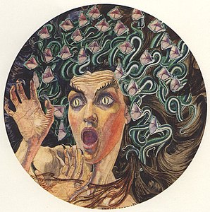 Jeune femme à la chevelure envahie par les serpents, la bouche grande ouverte, des yeux aux pupilles verticales, brandissant une main crochue.