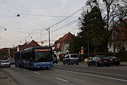 MetroBus-Linie 51 auf dem Weg zur Haltestelle Dall'Armistraße