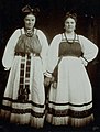 Mujeres campesinas del distrito de Mezensky de la provincia de Arkhangelsk en un delantal de cintura festivo, 1906. N.A.  Shabunin