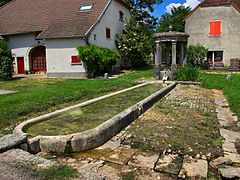 La fontaine-lavoir-abreuvoir.