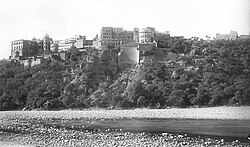 Mubarak Mandi Palace seen from the Tawi River in 1905 Mubarak Mandi Palace 1905.jpg