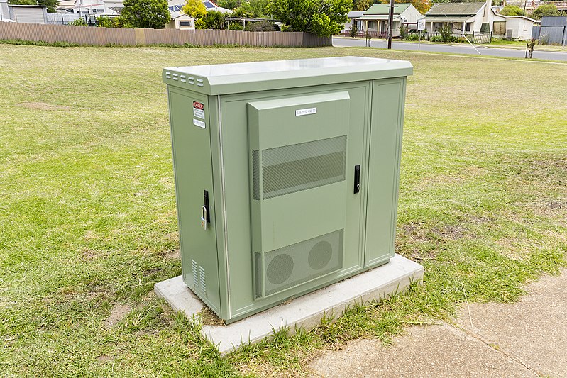 File:NBN FTTN cabinet, manufactured by CommScope, located in Junee 2.jpg