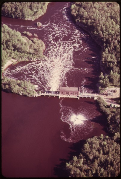 File:NORTHWEST PAPER COMPANY ON THE ST. LOUIS RIVER AT CLOQUET DISCHARGES SMOKE INTO THE AIR AND SULPHITE LIQUOR INTO THE... - NARA - 551580.tif