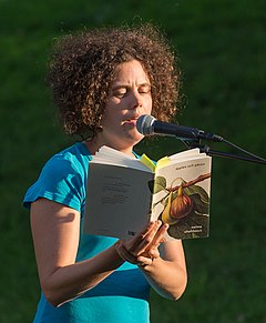 Naima Chahboun läser egna dikter ur sin nya diktsamling Äpplen och päron under kultureventet "Poesi i parken" i Observatorielunden i Stockholm i augusti 2019.