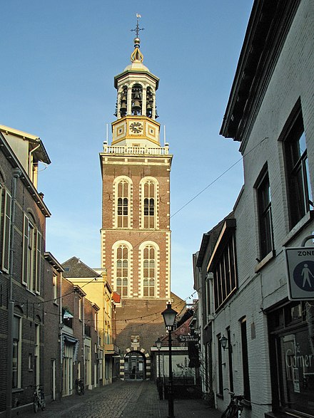 Several of the cities were once part of the Hanseatic League, and have pleasant historic centres. Kampen is among the smaller ones.