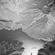 Vue aérienne du volcan Nantai et du lac Chūzenji (1977).