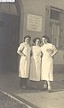 אחיות בכניסה לאחד מבניני חוות ההכשרה (סביבות 1937–1938)