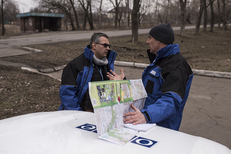 File:OSCE SMM monitoring the movement of heavy weaponry in eastern Ukraine (16544233180).jpg