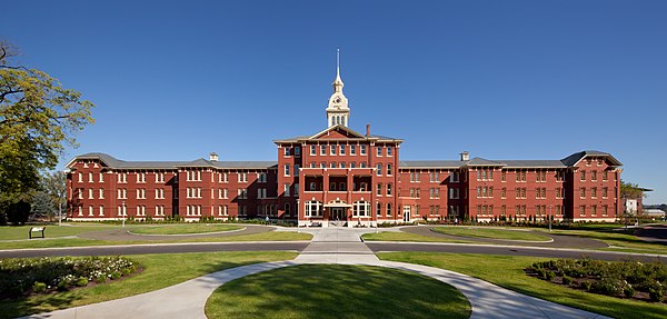 West facade of the original Kirkbride building of the Oregon State Hospital, 2011