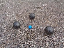 Il invente un nouveau jeu de pétanque avec des boules difformes !