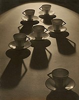 Olive Cotton: Tea cup ballet (Balet čajových šálků), 1935