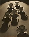 Olive Cotton: Tea cup ballet (Balet čajových šálků), 1935, protisvětlo vrhající stín směrem k divákovi vytváří dojem tance
