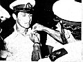 חניך מצטיין עמרי דגול מקבל סיכת מצטיין ממפקד חיל הים מיכאל ברקאי, נובמבר 1978.