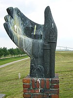 Het Monument voor Oterdum op de dijk, op de achtergrond de industrie (2007). In 2011 werd het beeld geroofd door bronsdieven. Er staat sinds 2013 een replica van kunststof.